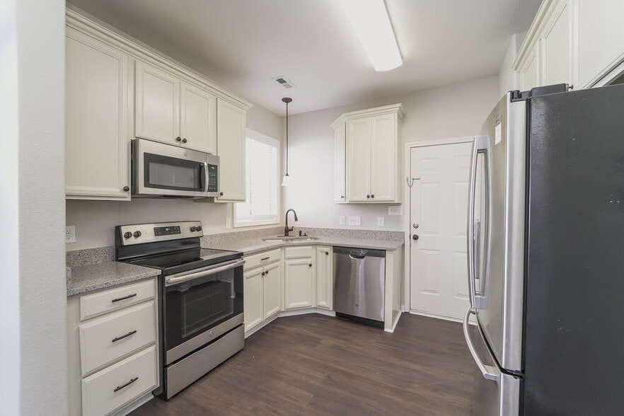 Building Photo - 6202 Whispering Brook Ct