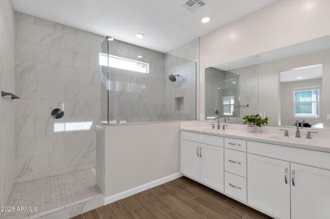 Building Photo - 5823 E Rose Garden Ln