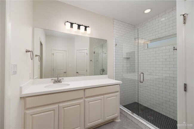 Building Photo - 11 N Plumbago Ave