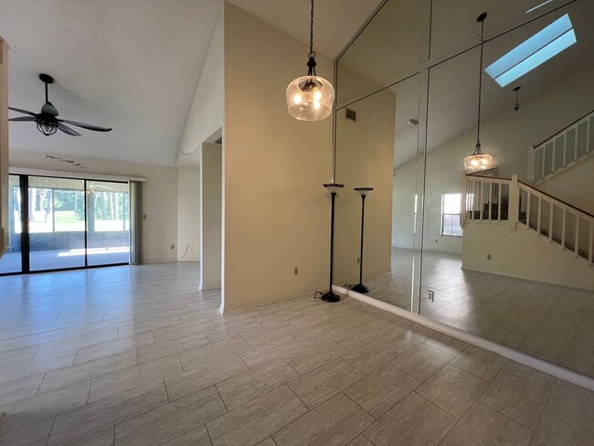 Building Photo - Beautiful 3 bed 2.5 bath townhome