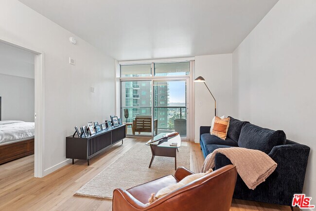 Building Photo - 13700 Marina Pointe Dr