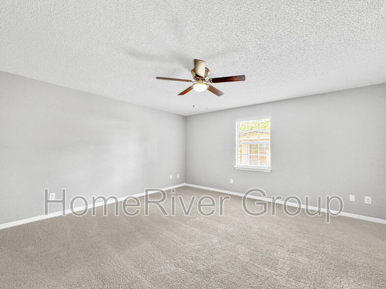 Building Photo - 2421 Silver Palm Dr