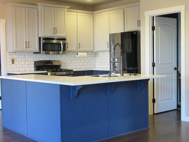 Building Photo - Gorgeous 5 bedroom 2.5 bath home in Lakeland Hills