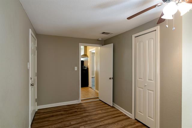 Building Photo - 207 Hackberry St