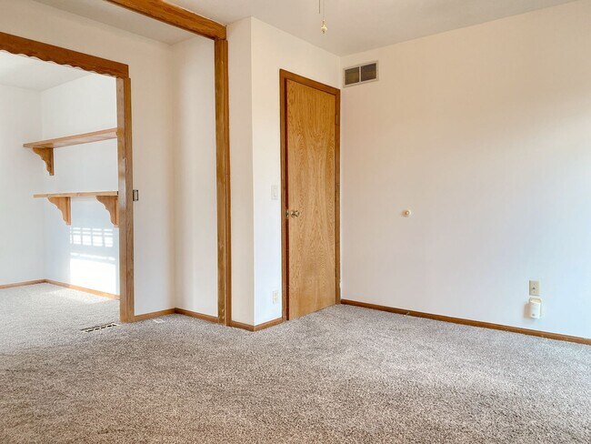 Building Photo - 3BD, 2BTH Bellevue Charmer Ready for YOU, $2,300!!