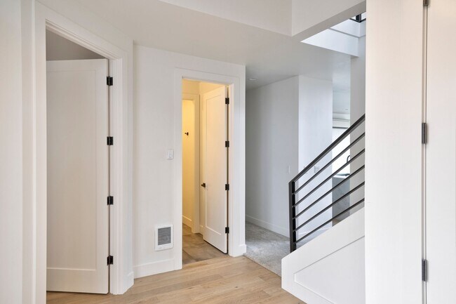 Building Photo - 2580 N W Awbrey Point Cir