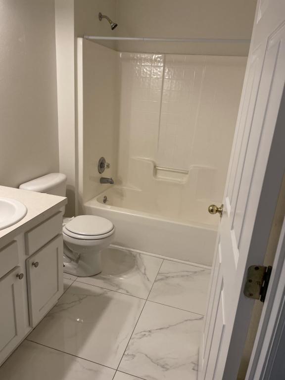 Building Photo - 2410 Stratford Pointe Dr