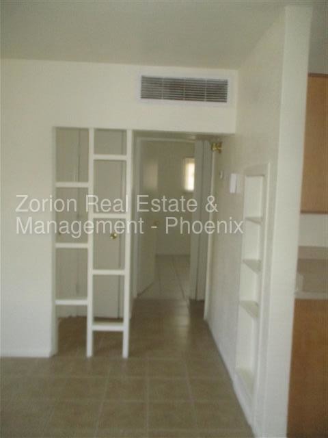 Building Photo - 302 W 11th St