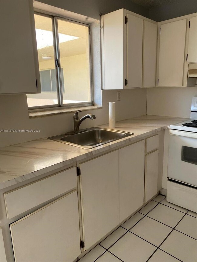 Building Photo - 2735 W 52nd St