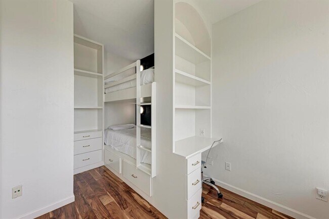 Building Photo - 13803 Lakeview Dr