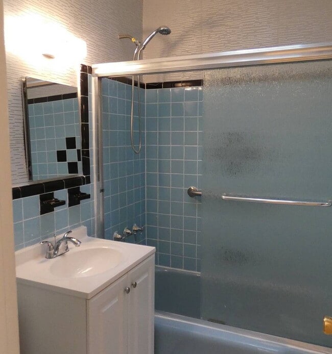 Building Photo - "Spacious 3-Bedroom Gem with Granite Accen...
