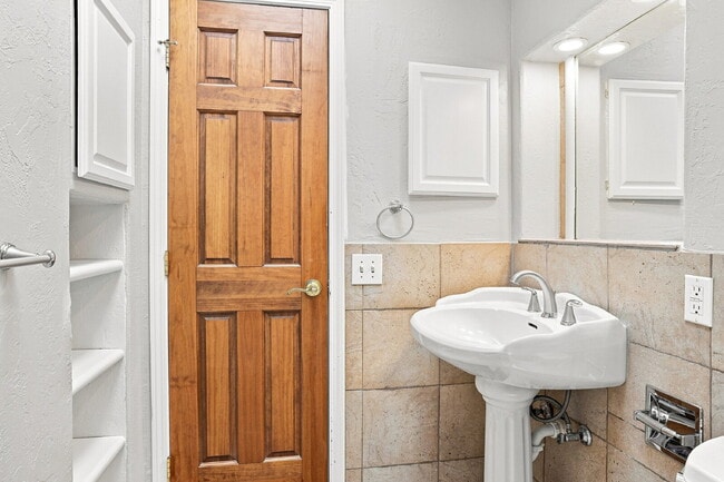 Building Photo - $1,945.95 with $300 Off the first month's rent, 2 Beds - 1 Bath, Single Family Home in Lakewood w...