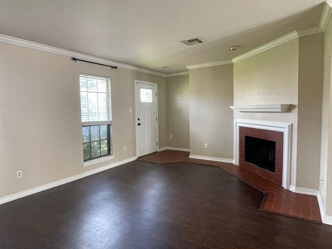 Building Photo - Townhome in Gated Community