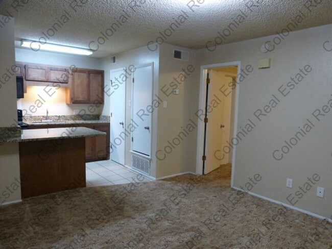 Building Photo - 1 bedroom 1 bathroom apartment for rent, granite, central heat and air, community laundry room on...