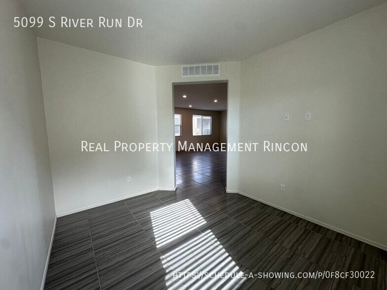 Building Photo - 5099 S River Run Dr
