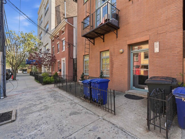 Building Photo - 219 Bloomfield St