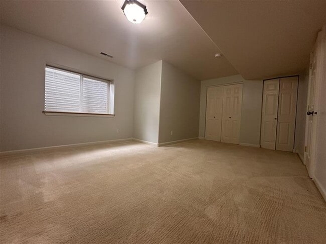 Building Photo - Three Bedroom - Low maintenance, west-end,...