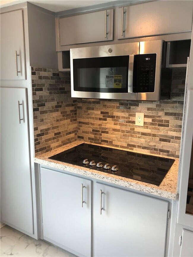 Building Photo - 2050 NE 39th St