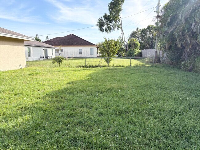 Building Photo - 2872 SW Fluvia St