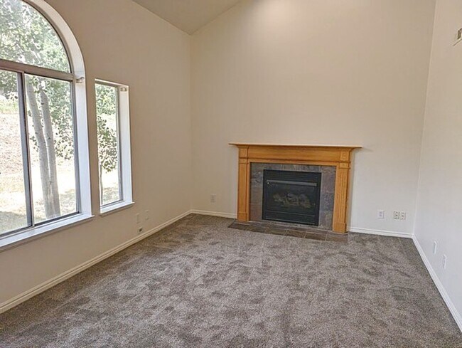 Building Photo - Recently Updated Pinebrook Home