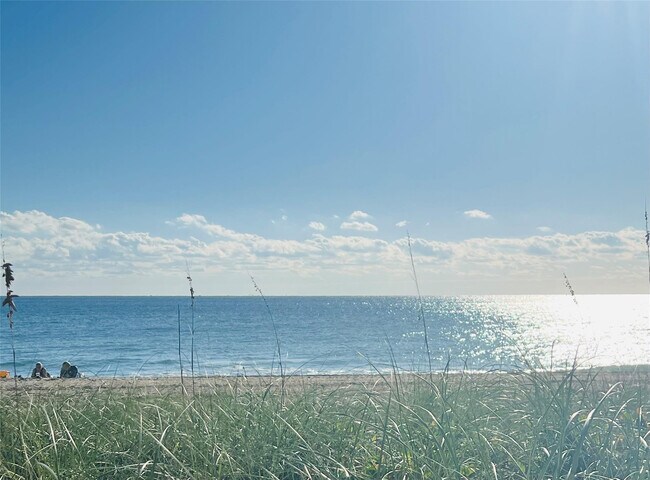 Building Photo - 2404 Ave