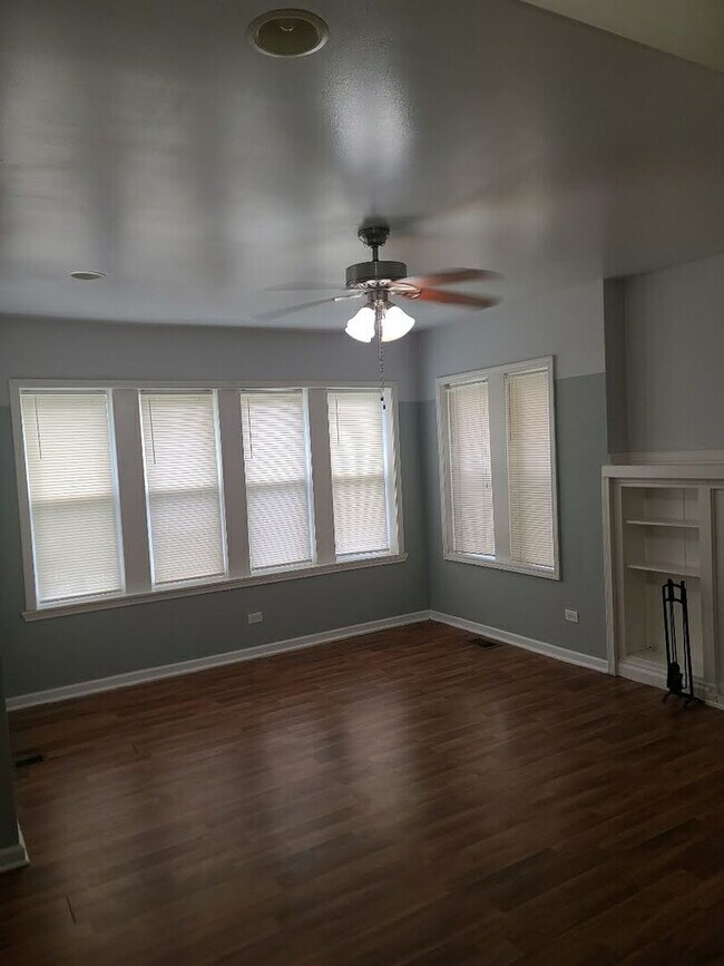 Building Photo - 6635 S Maplewood Ave