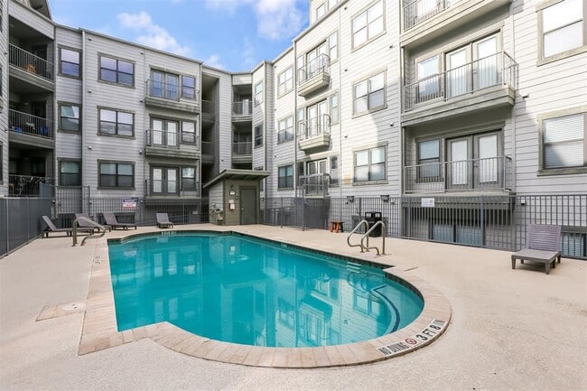 Building Photo - 2502 Leon St