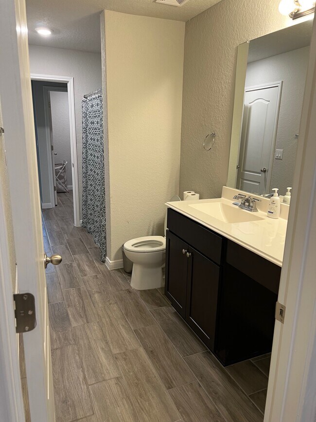 Building Photo - 525 Sentry Valley St