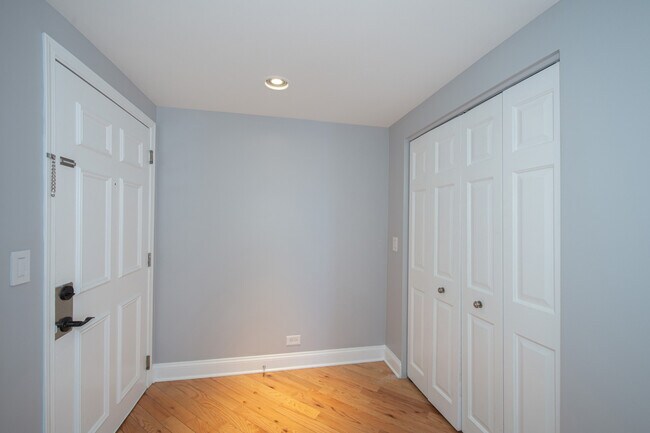 Building Photo - 6560 W Diversey Ave