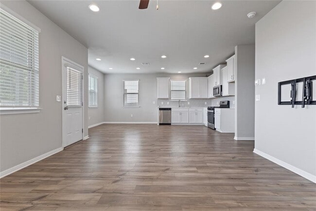 Building Photo - 180 MacArthur Dr