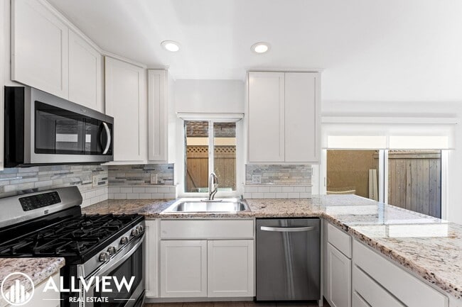 Building Photo - Gorgeous 3 Bed/2.5 Bath in Newport Beach Available Now!