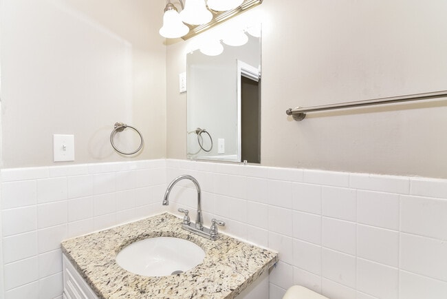 Building Photo - 3 Bedroom Ranch in Raytown!