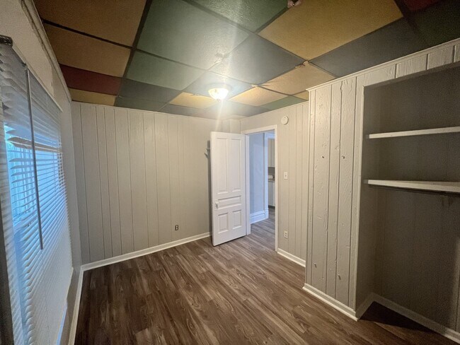 Building Photo - West Side 2BR