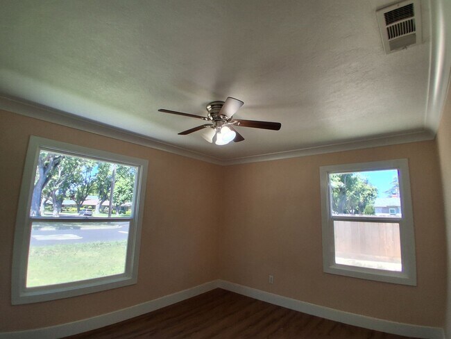 Building Photo - 340 N Santa Rosa Ave