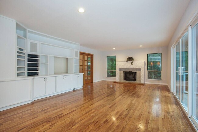 Building Photo - 12 N Ridge Rd