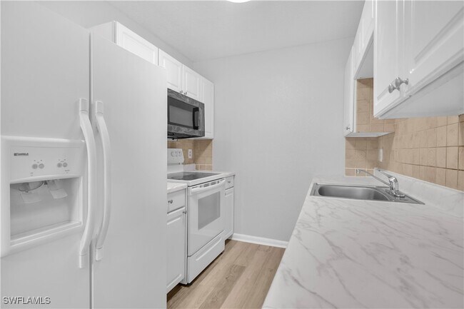 Building Photo - 4627 Bayshore Dr