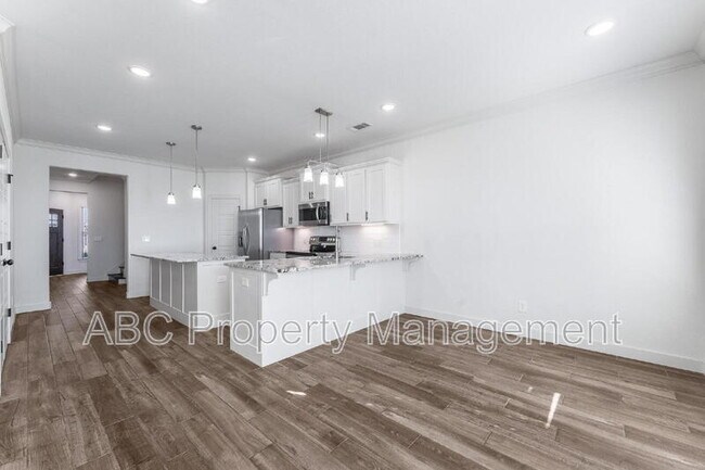 Building Photo - 3307 SW Hillstone Ave