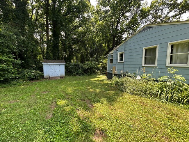 Building Photo - Northern Greensboro, off of North Elm St/n...