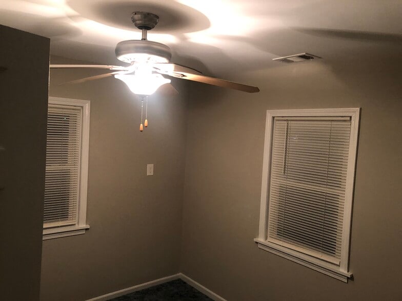 Building Photo - 304 NE 8th St