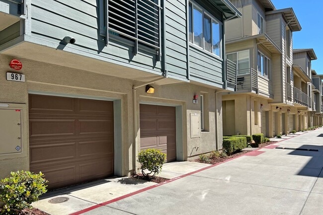 Building Photo - Luxury 2 Bedroom, 2.5 Bath Townhome Near D...