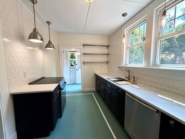 Building Photo - Central - Beautiful 1920's Traditional Brick Home, Newly Renovated