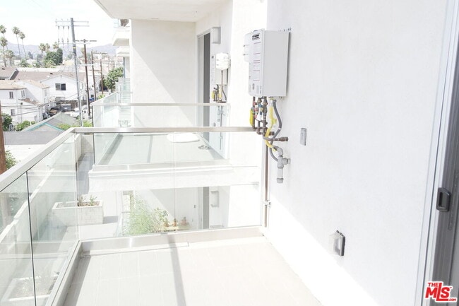 Building Photo - 105 S Mariposa Ave