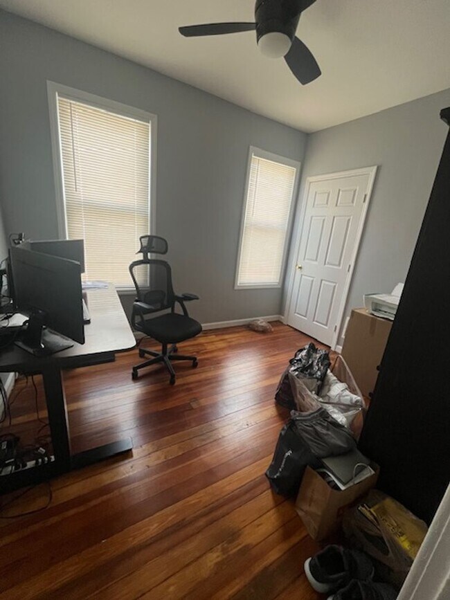Building Photo - Spacious 3 bed, 1.5 bath duplex