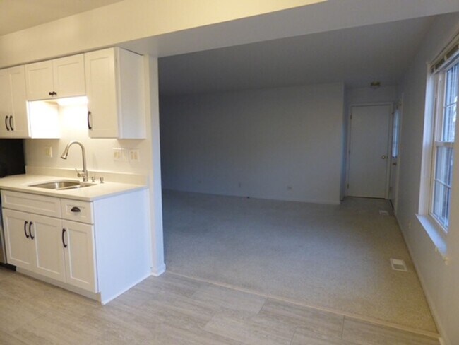 Building Photo - Beautiful 2 bd 1 1/2 ba as soon as July 1 move-in. Great Vernon Hills location!