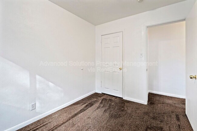 Building Photo - 370 E Sherman Ave