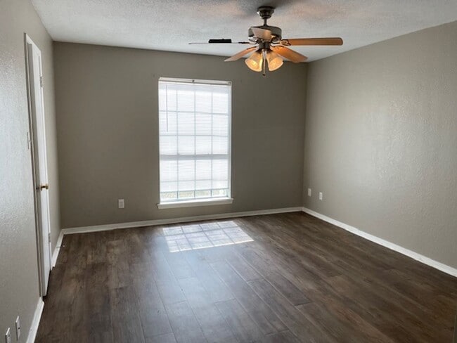 Building Photo - 1302 Westheimer Rd