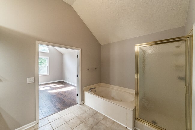 Building Photo - 2014 Fairway Hills Dr