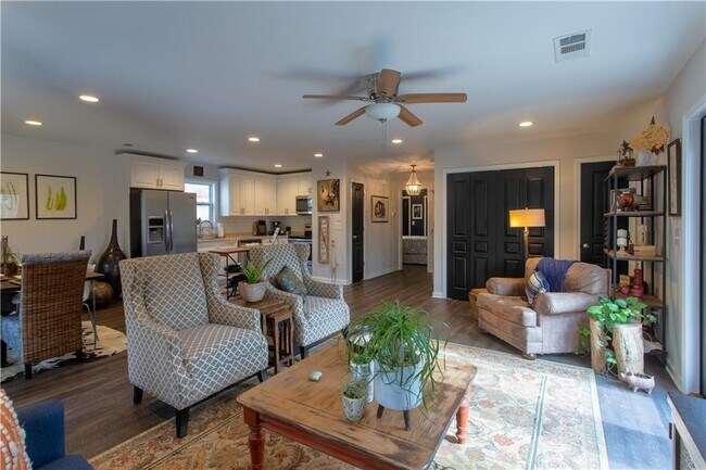 Building Photo - 7621 Maple Pl