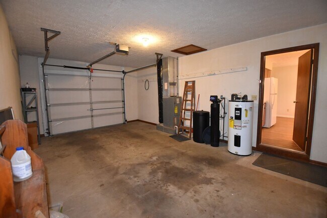 Building Photo - Single Level, Two Bedroom House in Greenfield