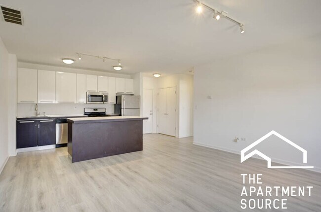 Building Photo - 1544 W Glenlake Ave